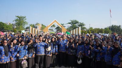 Bupati Merangin H M Syukur melantik sebanyak 1.321 orang pejabat fungsional 2025, terdiri dari fungsional guru sebanyak 1.065 orang dan fungsional kesehatan sebanyak 256 orang, di halaman kantor bupati Merangin, Kamis (26/6/2025).