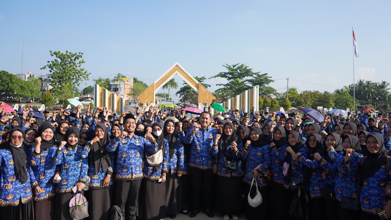 Bupati Merangin H M Syukur melantik sebanyak 1.321 orang pejabat fungsional 2025, terdiri dari fungsional guru sebanyak 1.065 orang dan fungsional kesehatan sebanyak 256 orang, di halaman kantor bupati Merangin, Kamis (26/6/2025).