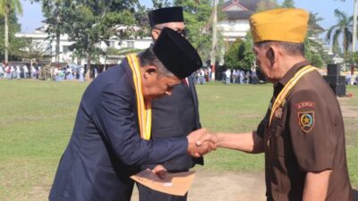 Wagub Sani dan Sekda Sudirman Terima Penghargaan Bintang Legiun Veteran Republik Indonesia
