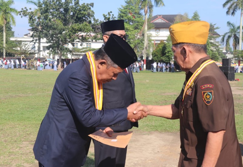 Wagub Sani dan Sekda Sudirman Terima Penghargaan Bintang Legiun Veteran Republik Indonesia