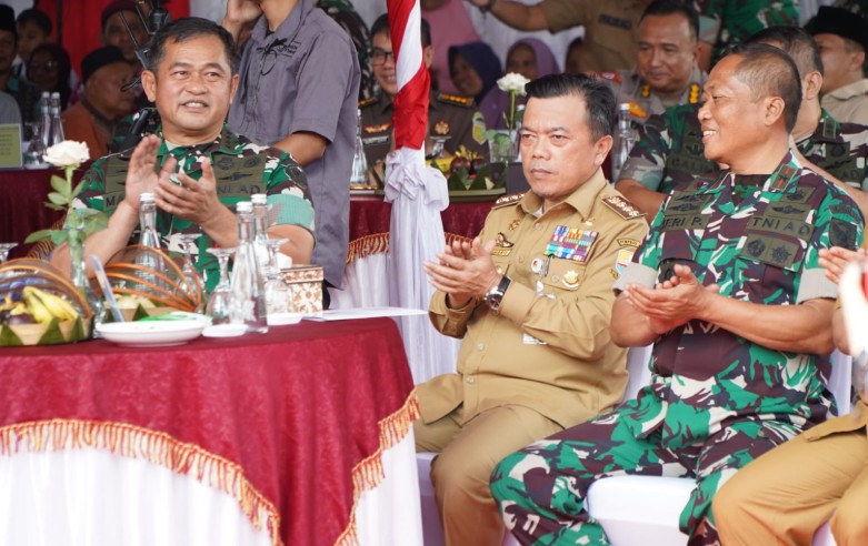 Gubernur Jambi Dr. H. Al Haris, S.Sos., M.H., mendampingi rangkaian kunjungan Kepala Staf TNI Angkatan Darat (KSAD) Jenderal TNI Maruli Simanjuntak, M.Sc., bertempat di Desa Sarang Burung, Kecamatan Jambi Luar Kota, Kabupaten Muaro Jambi