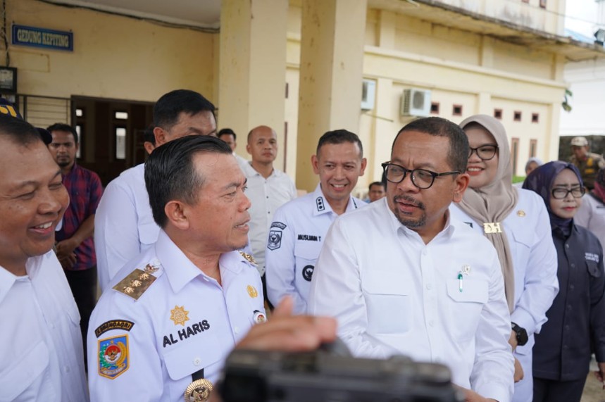 Gubernur Jambi, Dr. H. Al Haris, S.Sos, MH mendampingi Wakil Kepala Staf Kepresidenan (KSP), Dr. Muhammad Qodari, S.Psi., M.A., meninjau kesiapan Sekolah Rakyat dan pembentukan Koperasi Desa/Kelurahan Merah Putih di Kabupaten Tanjung Jabung Timur.