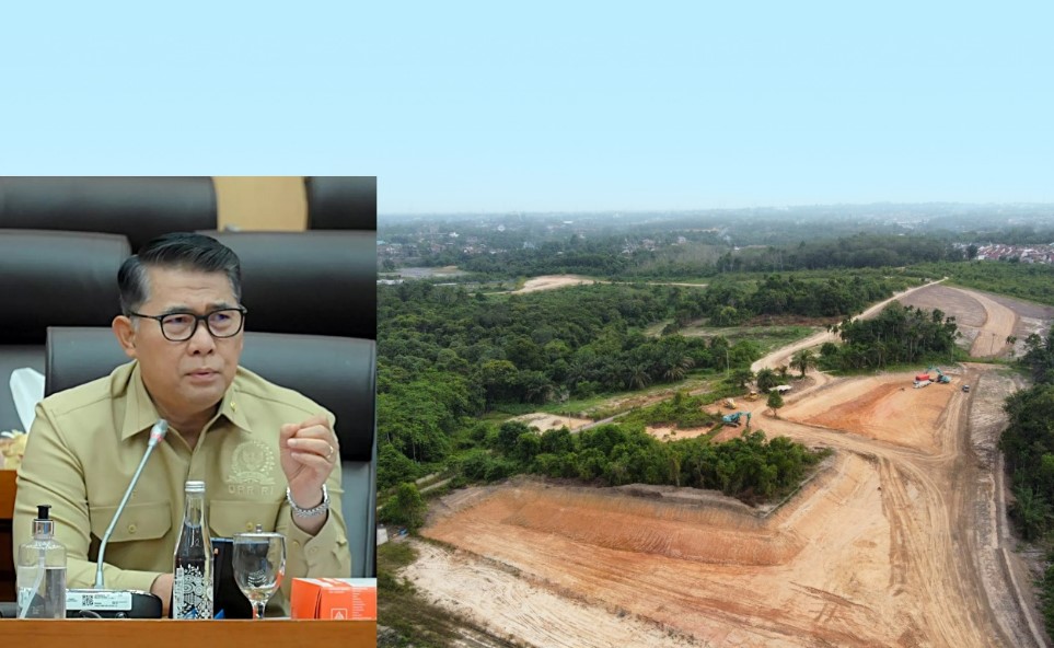 Syarif Fasha (kiri), insert areal stockpile batu bara PT SAS. Foto : Ist