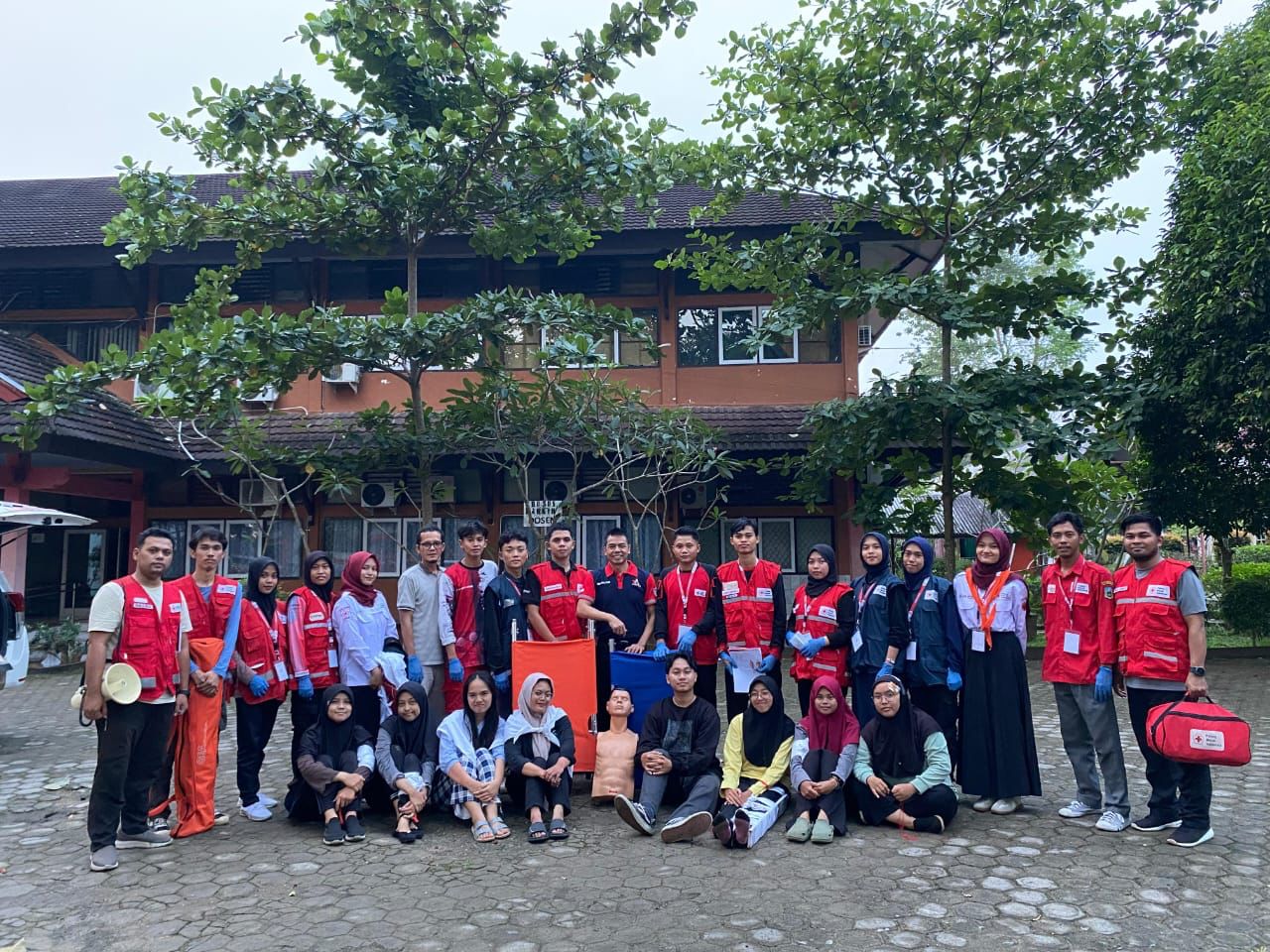 Palang Merah Indonesia (PMI) Provinsi Jambi menyelenggarakan pelatihan pertolongan pertama intermediate yang diikuti oleh PMI 11 kabupaten/kota dalam Provinsi Jambi. Minggu (13/7/2025)