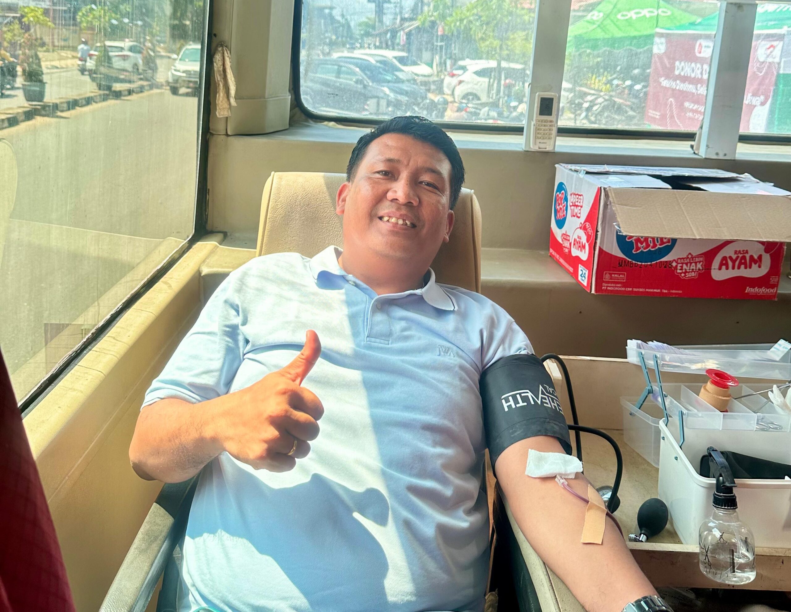 FIF Group Cabang Jambi bekerja sama dengan Palang Merah Indonesia (PMI) Kota Jambi menggelar kegiatan donor darah di halaman kantor FIF Group, Jalan Hayam Wuruk No. 163, Kelurahan Cempaka Putih, Kecamatan Jelutung, Kota Jambi, Sabtu (4/10/2025).