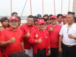 Sejarah Baru! Gubernur Al Haris Raih Rekor MURI Lewat Pengibaran Ribuan Merah Putih di Jembatan Gentala Arasy