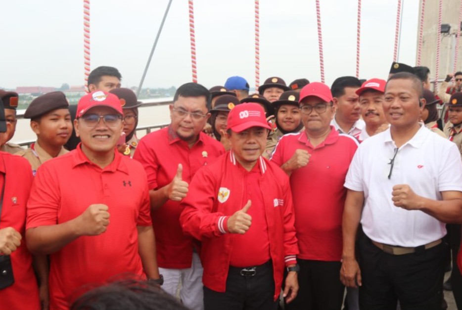 Sejarah Baru! Gubernur Al Haris Raih Rekor MURI Lewat Pengibaran Ribuan Merah Putih di Jembatan Gentala Arasy