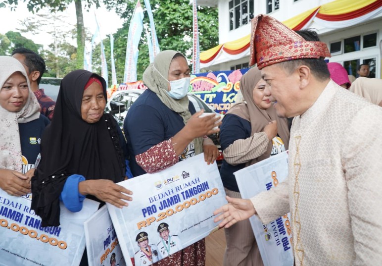 Pro Jambi Tangguh Hadir di Tanjab Timur, 51 Keluarga Nikmati Rumah Baru dari Gubernur Al Haris