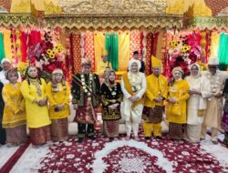 Hj. Hesti Haris Saksikan Penganugerahan Gelar Adat kepada Bupati Tanjung Jabung Timur