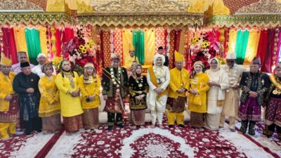 Hj. Hesti Haris Saksikan Penganugerahan Gelar Adat kepada Bupati Tanjung Jabung Timur
