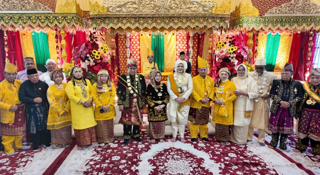 Hj. Hesti Haris Saksikan Penganugerahan Gelar Adat kepada Bupati Tanjung Jabung Timur