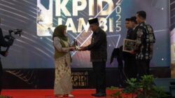Hj. Hesti Haris Terima Penghargaan Life Achievement pada Anugerah KPID Jambi 2025