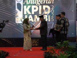 Hj. Hesti Haris Terima Penghargaan Life Achievement pada Anugerah KPID Jambi 2025