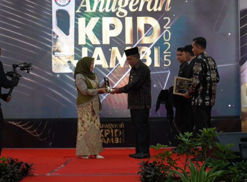 Hj. Hesti Haris Terima Penghargaan Life Achievement pada Anugerah KPID Jambi 2025