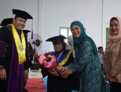Di Usia 92 Tahun, Mbah Saniem Ikuti Wisuda Sekolah Lansia di Merangin