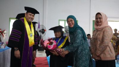 Usia lanjut tak menjadi penghalang untuk terus belajar. Hal itu dibuktikan oleh Mbah Saniem, warga Desa Pinang Merah, Kecamatan Pamenang Barat, Kabupaten Merangin, yang mengikuti prosesi wisuda Sekolah Lansia Tangguh (Selantang) di usia 92 tahun, Selasa (27/1/2026).