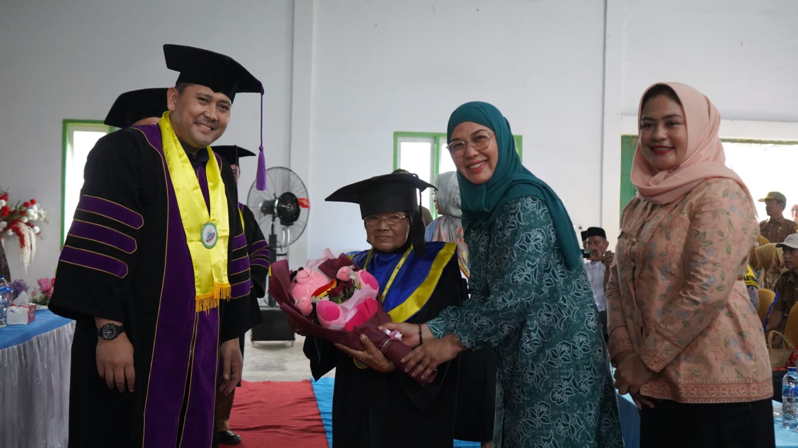 Usia lanjut tak menjadi penghalang untuk terus belajar. Hal itu dibuktikan oleh Mbah Saniem, warga Desa Pinang Merah, Kecamatan Pamenang Barat, Kabupaten Merangin, yang mengikuti prosesi wisuda Sekolah Lansia Tangguh (Selantang) di usia 92 tahun, Selasa (27/1/2026).
