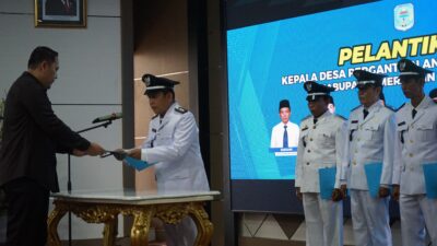 Aula Rumah Dinas Bupati Merangin, Rabu (28/1/2026), menjadi saksi pengukuhan enam Kepala Desa (Kades) hasil Pemilihan Pergantian Antar Waktu (PAW) periode 2022–2030. Namun, prosesi itu bukan sekadar seremoni. Bupati Merangin M. Syukur justru memanfaatkannya untuk menarik garis tegas soal integritas, lingkungan, dan masa depan tata kelola desa.