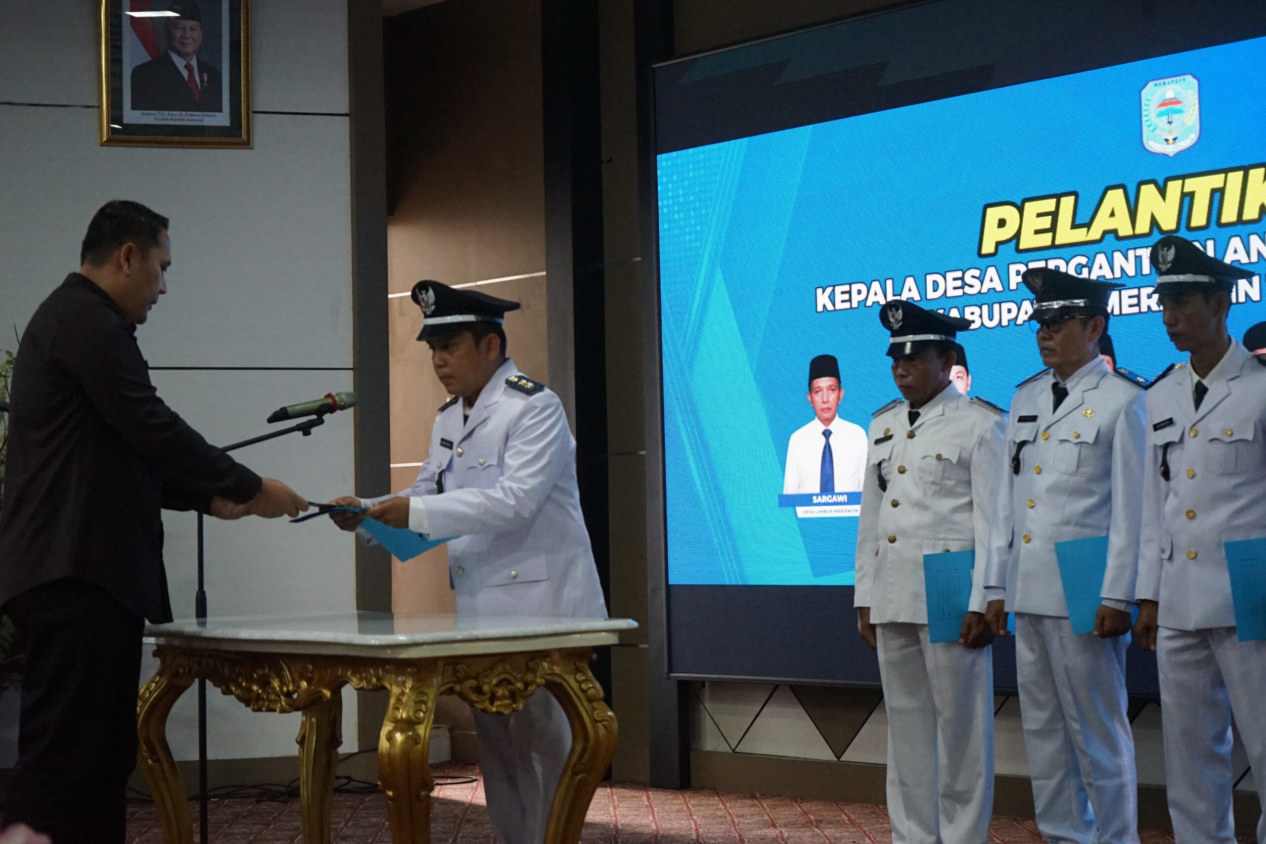 Aula Rumah Dinas Bupati Merangin, Rabu (28/1/2026), menjadi saksi pengukuhan enam Kepala Desa (Kades) hasil Pemilihan Pergantian Antar Waktu (PAW) periode 2022–2030. Namun, prosesi itu bukan sekadar seremoni. Bupati Merangin M. Syukur justru memanfaatkannya untuk menarik garis tegas soal integritas, lingkungan, dan masa depan tata kelola desa.