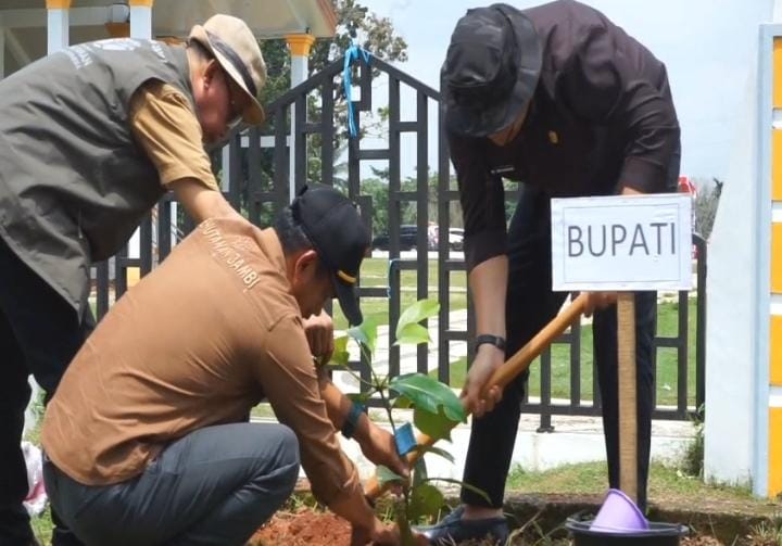 Semangat pelestarian lingkungan kembali digaungkan Pemerintah Kabupaten Merangin. Rabu (28/1/2026), sebanyak 4.000 pohon ditanam secara serentak sebagai wujud komitmen nyata menjaga alam dan masa depan generasi mendatang.