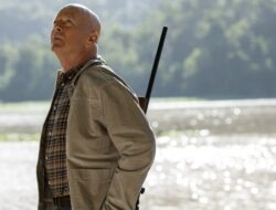 Kesan Nonton Out of Death: Aksi Sunyi Bruce Willis di Tengah Hutan Penuh Bahaya