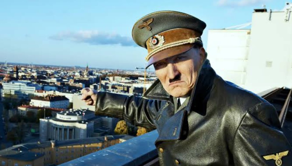 Ketika Hitler Bangun di Era Modern: Kesan Nonton Look Who’s Back