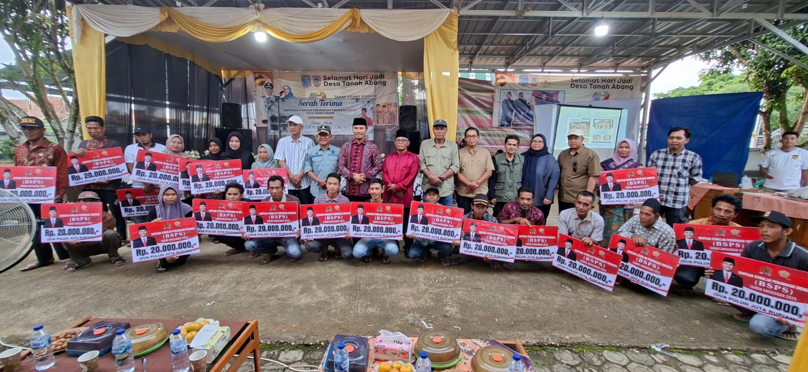 Peresmian selesainya pembangunan 159 unit bedah rumah di Kabupaten Merangin ini terasa istimewa karena bertepatan dengan perayaan Hari Ulang Tahun (HUT) Desa Tanah Abang yang ke-43.