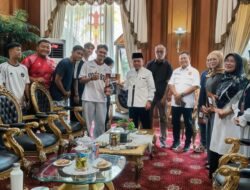 Tunaikan Janji, Gubernur Al Haris Umrohkan Orang Tua Peraih Emas PON Aceh–Sumut