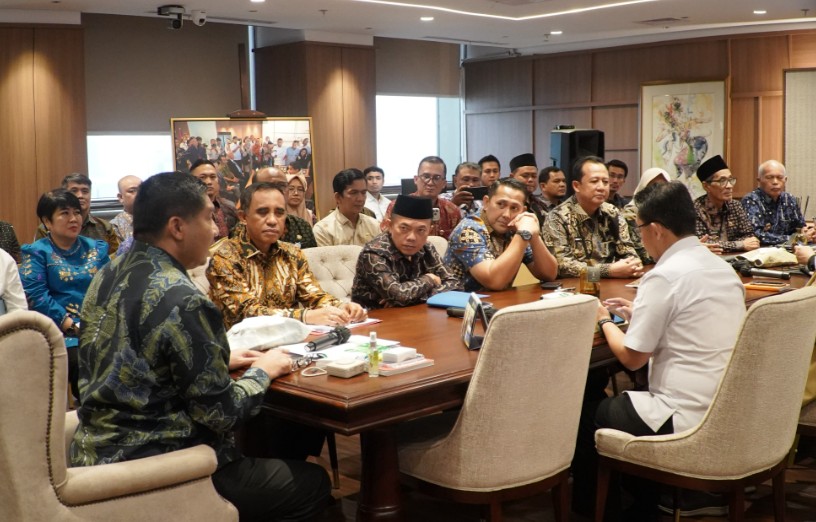 Bupati H M Syukur (HMS) mendampingi Gubernur Jambi bersama sejumlah kepala daerah melakukan audiensi dengan Menteri Perumahan dan Kawasan Permukiman (PKP) RI, Maruarar Sirait, di Wisma Mandiri, Senin (23/2/2026).