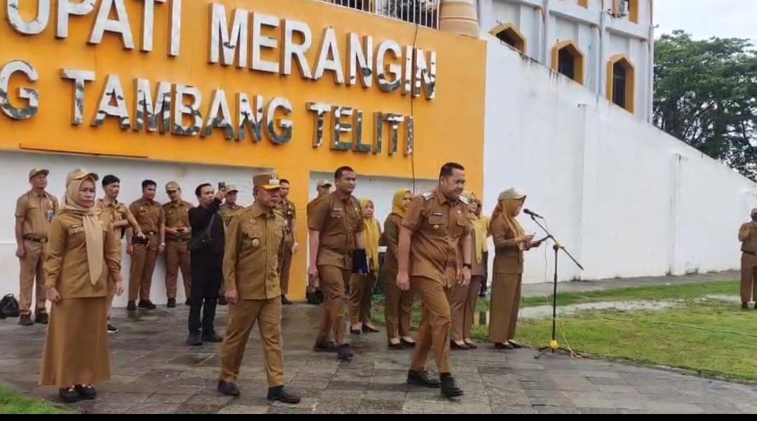 Komitmen Pemerintah Kabupaten (Pemkab) Merangin dalam menegakkan disiplin aparatur kembali diuji. Di tengah upaya pembenahan kinerja, justru muncul laporan adanya pejabat kecamatan yang diduga tidak menjalankan tugas sebagaimana mestinya.