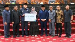 Suasana haru dan khidmat mewarnai rapat paripurna DPRD Merangin, Jumat (10/04/2026). Bupati Merangin, M. Syukur, bersama pimpinan dan anggota dewan menyaksikan langsung penyerahan santunan Jaminan Kecelakaan Kerja (JKK) dan beasiswa pendidikan kepada ahli waris almarhum M. Yani.