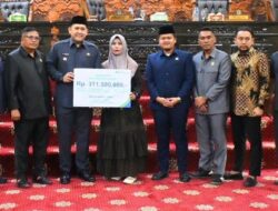 Ahli Waris Anggota DPRD Merangin Terima Santunan BPJS Rp311,5 Juta, Bupati M. Syukur Jadi Saksi