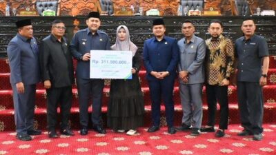 Suasana haru dan khidmat mewarnai rapat paripurna DPRD Merangin, Jumat (10/04/2026). Bupati Merangin, M. Syukur, bersama pimpinan dan anggota dewan menyaksikan langsung penyerahan santunan Jaminan Kecelakaan Kerja (JKK) dan beasiswa pendidikan kepada ahli waris almarhum M. Yani.