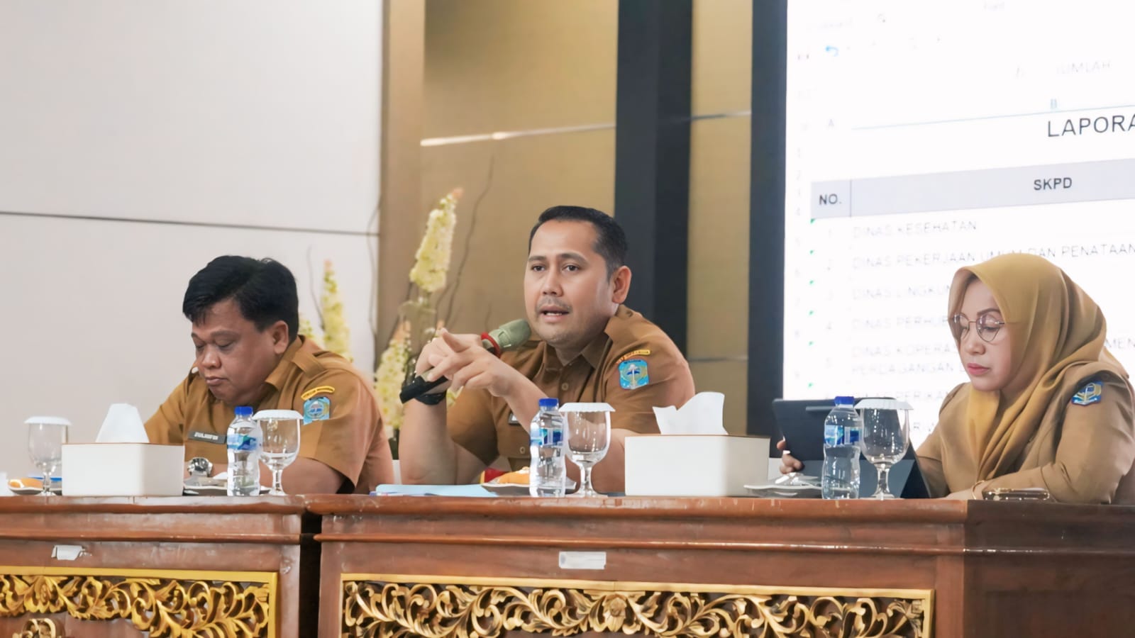 Bupati Merangin, M. Syukur, memimpin rapat evaluasi Pendapatan Asli Daerah (PAD) Triwulan I tahun 2026 di Aula Rumah Dinas Bupati, Senin (13/04/2026).
