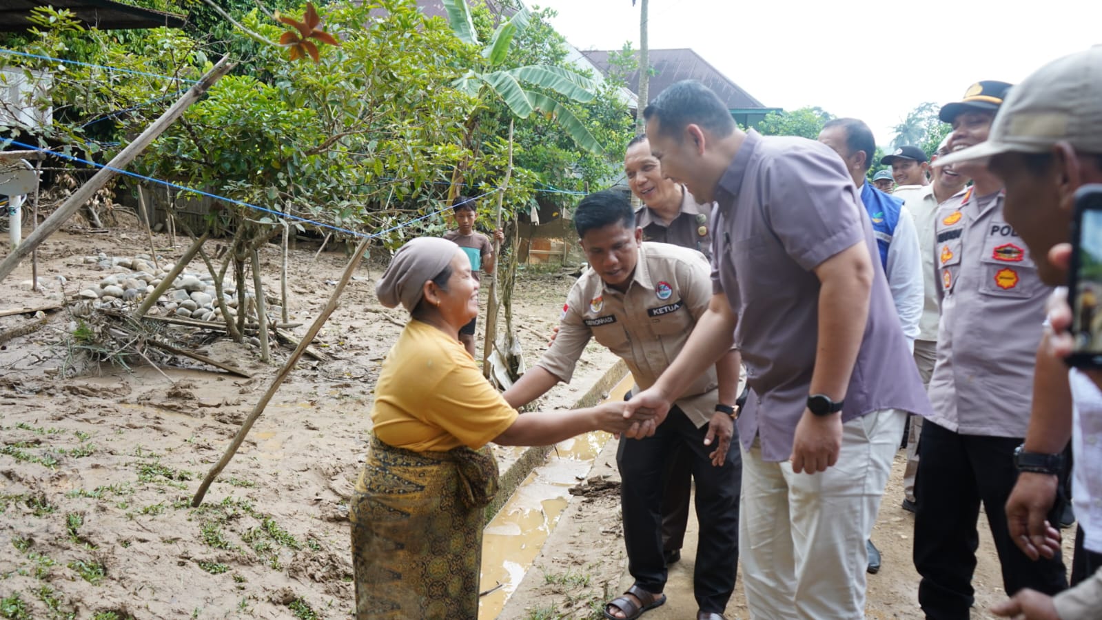 Bupati Merangin, M. Syukur kembali menunjukkan kepedulian terhadap warga terdampak banjir. Usai menyalurkan bantuan di Kecamatan Tiang Pumpung, orang nomor satu di Kabupaten Merangin itu melanjutkan kunjungan ke Desa Selango, Kecamatan Pamenang Selatan, Rabu (29/04/2026).