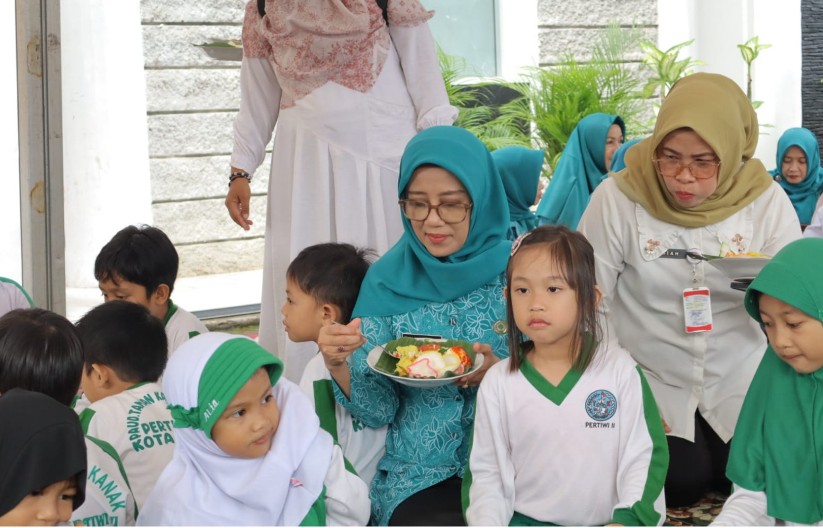 Rabu Berkah PKK Jambi, Bunda PAUD Bagikan Sarapan Bergizi untuk Warga