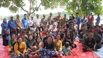 Salurkan Bantuan Keramba dan Jaringan Listrik, Bupati M. Syukur Ingin Warga SAD Berkembang
