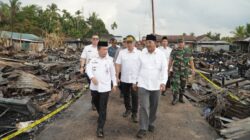 Gubernur Al Haris Tinjau Korban Kebakaran di Tanjab Barat, Serahkan Bantuan dan Ajak Gotong Royong
