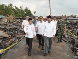 Gubernur Al Haris Tinjau Korban Kebakaran di Tanjab Barat, Serahkan Bantuan dan Ajak Gotong Royong
