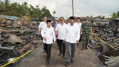 Gubernur Al Haris Tinjau Korban Kebakaran di Tanjab Barat, Serahkan Bantuan dan Ajak Gotong Royong