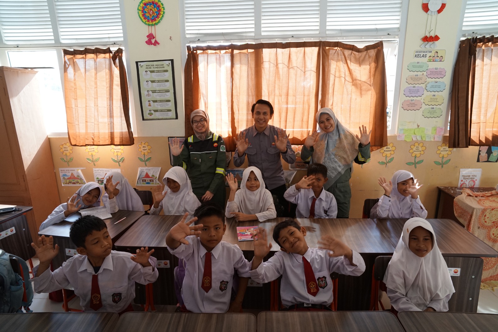 Tak hanya fokus pada peningkatan kualitas sumber daya manusia, PetroChina juga memberikan bantuan sarana pendidikan berupa 1.000 set meja dan kursi siswa. Bantuan tersebut dibagi masing-masing 500 set untuk Kabupaten Tanjung Jabung Barat dan 500 set untuk Kabupaten Tanjung Jabung Timur.