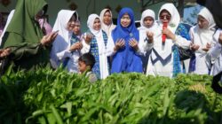 Hj. Hesti Haris bersama BKMT dan Posyandu Serahkan Hewan Kurban di Desa Tangkit dan Kelurahan Kasang