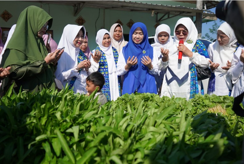 Hj. Hesti Haris bersama BKMT dan Posyandu Serahkan Hewan Kurban di Desa Tangkit dan Kelurahan Kasang