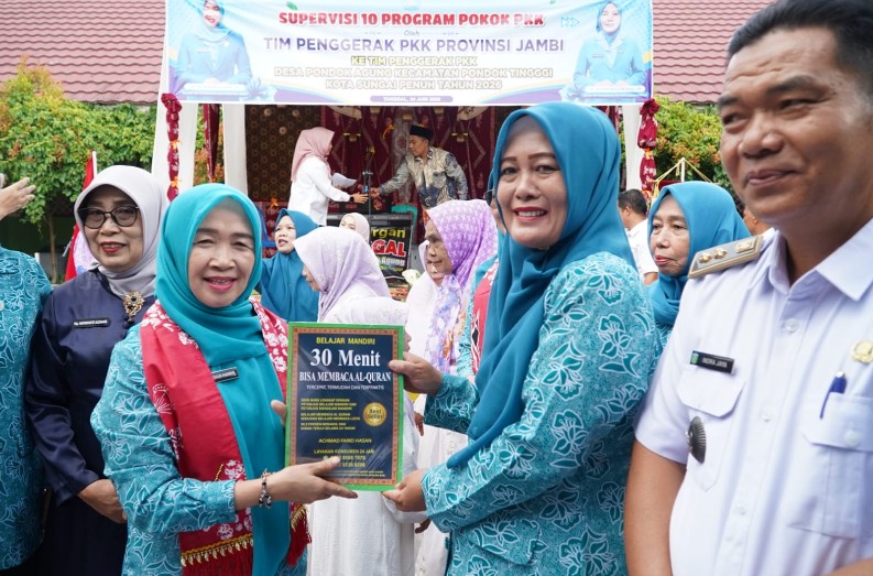 Tinjau 10 Program Pokok PKK di Desa Pondok Agung, Hj. Hesti Haris Apresiasi Kreativitas Ibu-Ibu