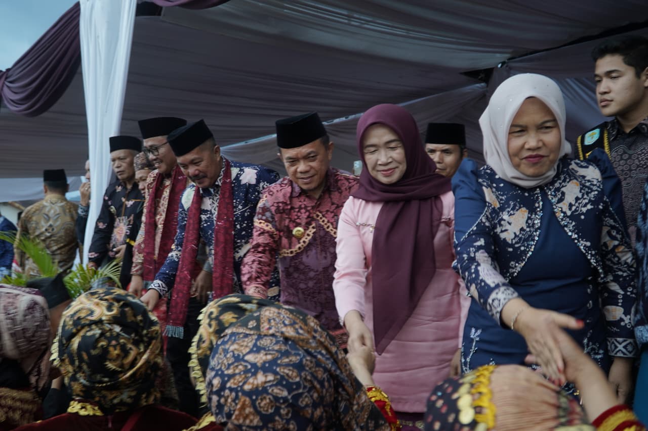 Gubernur Jambi Dr. H. Al Haris, S.Sos, MH yang bergelar Datuk Mangkubumi Setio Alam dan isteri Hj. Hesnidar Haris, SE (Hesti Haris) yang bergelar Karang Setio, berharap Kenduri Sko menjadi momen pemersatu dan dorongan bagi perbaikan sarana-prasarana desa demi kesejahteraan warga. Harapan tersebut disampaikannya saat menghadiri Kenduri Sko 5 Desa Tanjung Pauh Mudik, Kecamatan Danau Kerinci Barat Tahun 2026, bertempat di Lapangan Bola Kaki Bukit Pulai - Tanjung Pauh Mudik, Kabupaten Kerinci, Minggu (05/07/2026 ) sore.