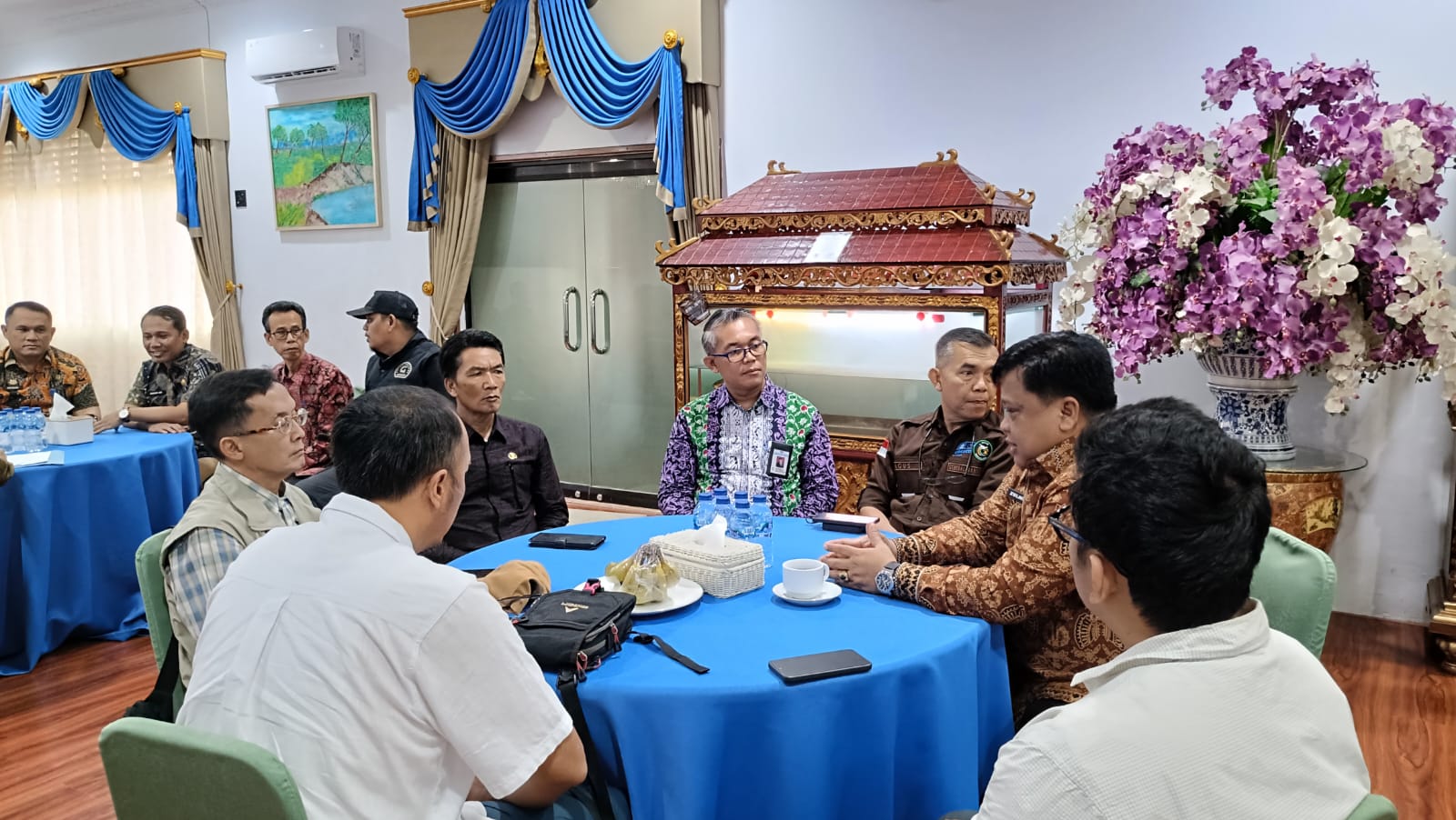 Pemerintah Kabupaten (Pemkab) Merangin menggelar agenda sarapan dan diskusi bersama Tim Lapangan Pra-Revalidasi Kawasan Merangin Jambi UNESCO Global Geopark (UUGGp), di Rumah Dinas Bupati Merangin pada Kamis (09/07/2026).