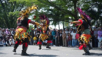 Kirab Budaya Nasional yang digelar Paguyuban Keluarga Jawa Merangin (PKJM) dalam rangka Gebyar Suro, berlangsung luar biasa ramai dan spektakuler, menampilkan sekitar 30 grup Kuda Lumping, Reok dan sendra tari yang memukau.