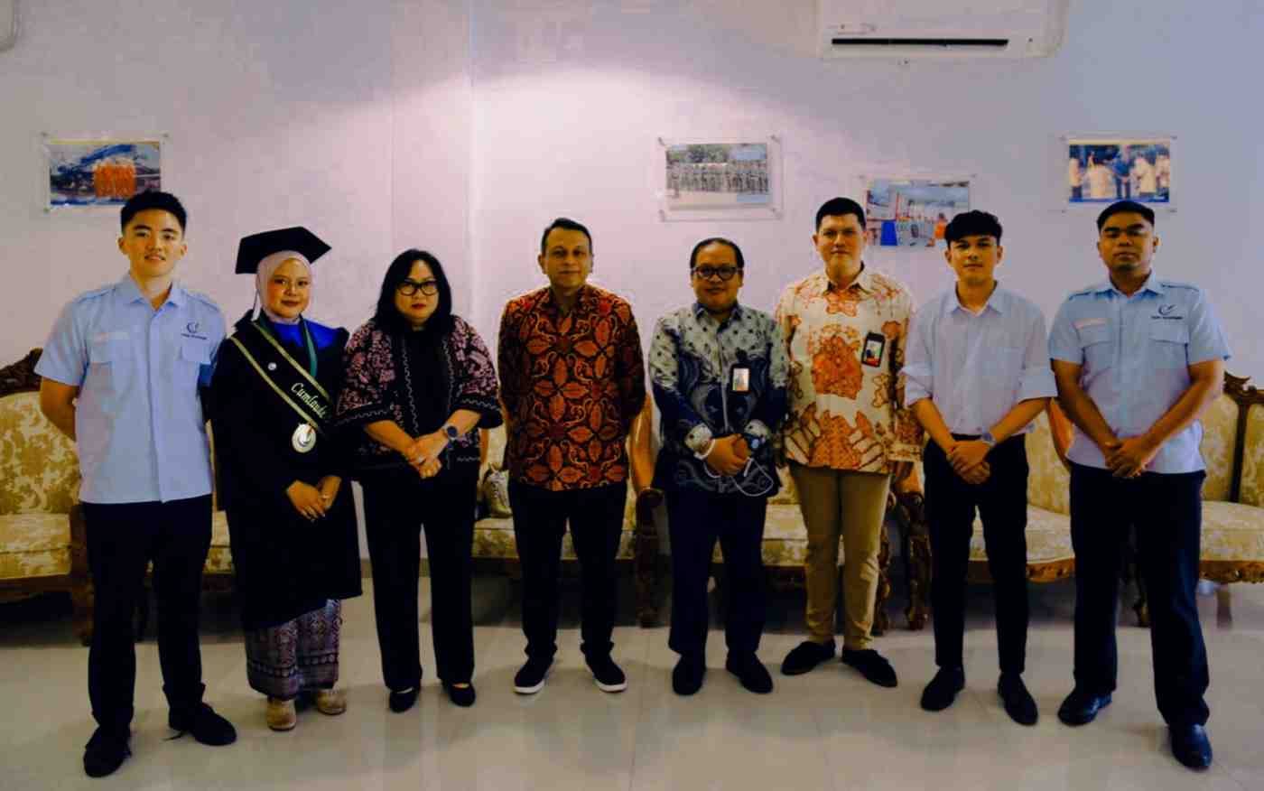 Bentuk komitmen nyata terhadap peningkatan kualitas SDM di area operasinya, PetroChina International Jabung Ltd. merayakan kelulusan empat mahasiswa penerima beasiswa penuh asal Kabupaten Tanjung Jabung Barat, Jambi.