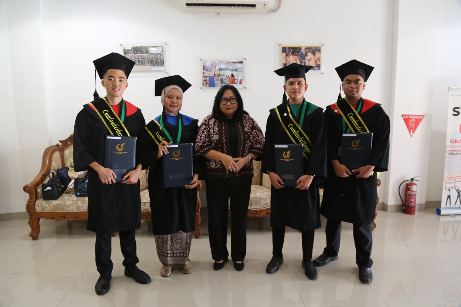 Keempat lulusan tersebut resmi menyandang gelar Sarjana Terapan dari Politeknik Energi dan Mineral (PEM) Akamigas Cepu pada prosesi wisuda yang berlangsung Sabtu, 18 Juli 2026.