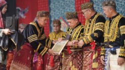 Gubernur Al Haris Dianugerahi Gelar Adat Kehormatan Depati Amanah Negroi Tanoh Sunge Pnoh